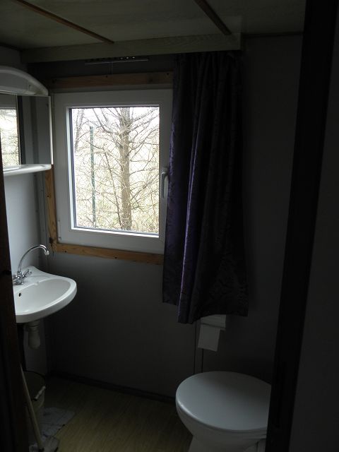 k-Mobilheim Veranda Bad mit Wc und Waschbecken.JPG